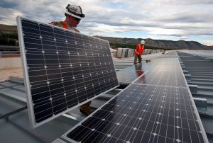 Sedumdak met zonnepanelen aanleggen